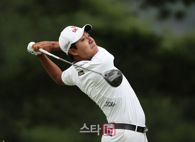 김한별이 2번홀에서 힘차게 티샷하고 있다. (사진=KPGA)