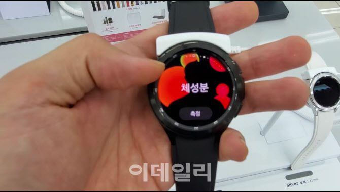 삼성전자 ‘갤럭시 워치4 클래식’ 46mm 블랙 색상 모델.