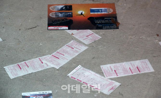 [이데일리 방인권 기자] 신종 코로나바이러스 감염증(코로나19) 확산세가 이어지면서 소상송인들과 자영업자들이 벼랑끝으로 몰리고 있는 가운데 12일 비어 있는 서울 명동의 한 상점안에 빈 점포 바닥에 흩어져 있는 로또복권 용지.