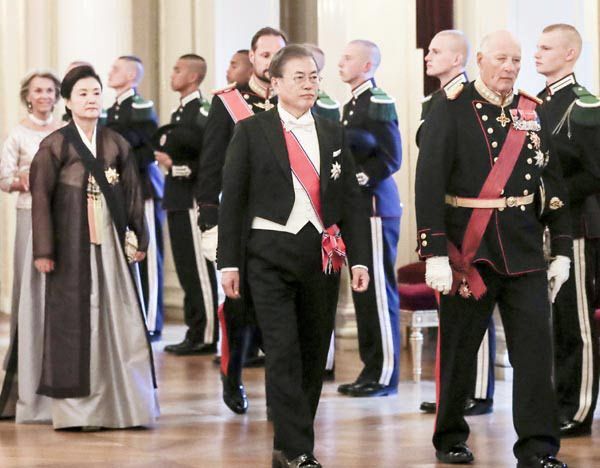 문재인 대통령이 2019년 6월 노르웨이 오슬로 왕궁에서 열린 국빈 환영 만찬장에 연미복을 입고 하랄 5세 국왕과 함께 들어서고 있다 (사진=연합뉴스)