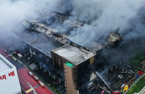 지난 6월 경기도 이천시 마장면 쿠팡 덕평물류센터 화재 현장에서 소방관들이 진화작업을 하고 있다.(사진=연합뉴스)