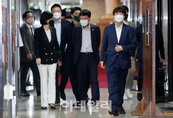 이준석(오른쪽) 국민의힘 대표가 24일 오전 서울 여의도 국회에서 ‘부동산 불법거래 의혹’과 관련한 긴급 최고위원회에 참석하고 있다.(사진=노진환 기자)