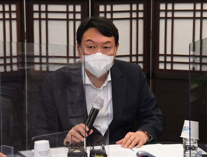 국민의힘 대선주자인 윤석열 전 검찰총장이 지난 22일 서울 종로구 국민캠프에서 열린 자영업 비대위 간담회에서 인사말을 하고 있다.                                                                                                                                                              [사진=연합뉴스]