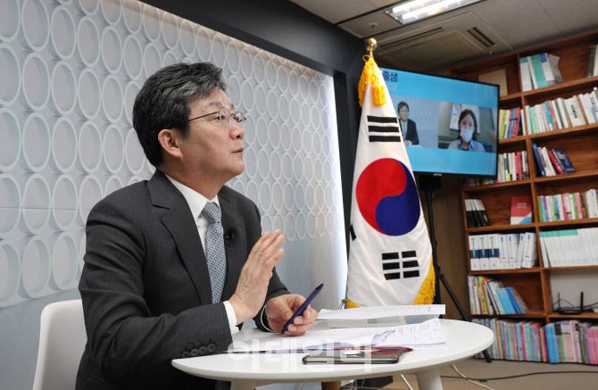 [이데일리 방인권 기자] 유승민 국민의힘 대선 예비후보가 지난 5일 오전 서울 여의도 한 건물에 마련된 유 후보의 선거 사무소에서 비대면으로 ‘정책발표 및 온라인 간담회’를 하고 있다.