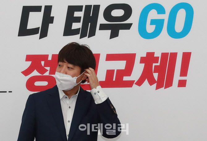 이준석 국민의힘 대표가 23일 오전 서울 여의도 국회에서 열린 최고위원회의에서 자리에 앉고 있다. (사진=노진환 기자)