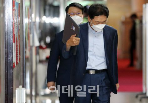 김기현 국민의힘 원내대표가 24일 오전 서울 여의도 국회에서 ‘부동산 불법거래 의혹’과 관련한 긴급 최고위원회에 참석하고 있다. 이날 비공개로 열린 긴급최고위원회에서 국민권익위원회가 통보한 소속 의원 12명의 명단의 공개 여부, 처분 수위 등이 결정될 것으로 예상된다.(사진=노진환 기자)