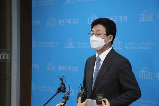 유승민 전 의원이 23일 오전 국회 소통관에서 기자회견을 열고 있다. (사진=유승민 캠프 제공)