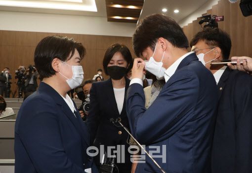 국민권익위원회의 부동산 전수조사에서 농지법 위반 의혹이 제기된 윤희숙 국민의힘 의원이 25일 오전 서울 여의도 국회에서 의원직 사퇴를 선언한 가운데, 이준석 대표가 기자회견장으로 찾아와 윤 의원을 만류하다 눈물을 훔지고 있다. (사진=노진환 기자)