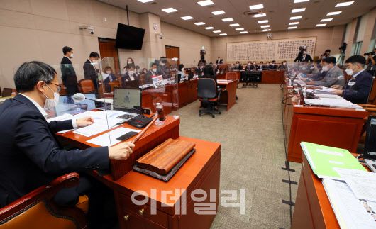 박주민 국회 법제사법위원장 직무대리가 24일 서울 여의도 국회 법제사법위원회에서 전체회의를 개의하며 의사봉을 두드리고 있다.(사진=노진환 기자)