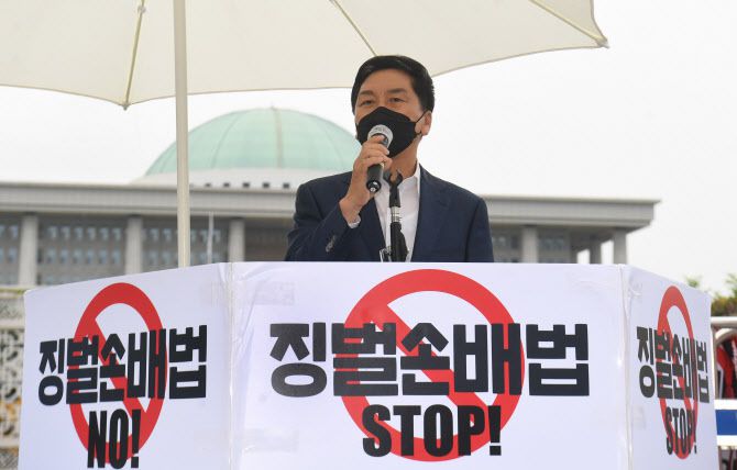 김기현 국민의힘 원내대표가 25일 서울 여의도 국회 정문 앞에서 열린 ‘언론독재법과 반민주 악법 끝장 투쟁 범국민 필리버스터’ 현장에 참석, 규탄 발언을 하고 있다. (사진=연합뉴스)