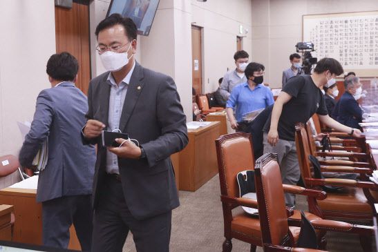 유상범 국민의힘 의원이 25일 새벽 서울 여의도 국회에서 열린 법제사법위원회 전체회의에서 퇴장하고 있다.(사진=연합뉴스)