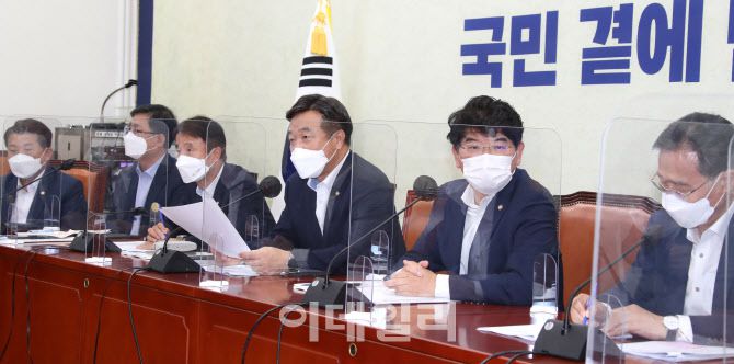 윤호중(왼쪽 네 번째) 더불어민주당 원내대표가 26일 국회에서 열린 정책조정회의에서 발언을 하고 있다. (사진= 국회사진기자단)