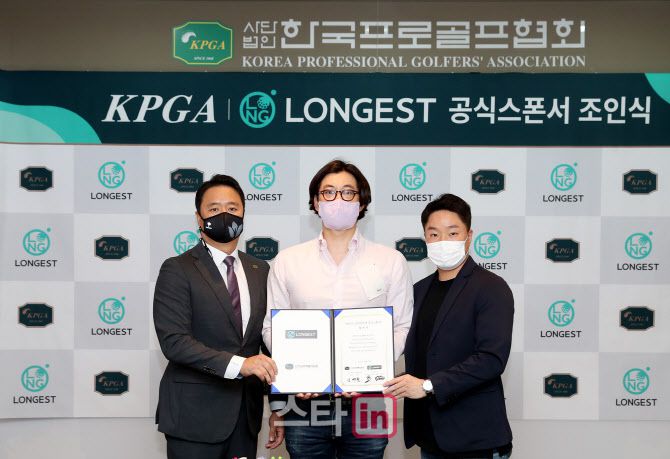 김병준 한국프로골프투어(KGT) 대표이사(왼쪽부터)와 김창기, 조정호 롱기스트 대표이사가 공식 스폰서 협약식 뒤 기념촬영하고 있다. (사진=KPGA)