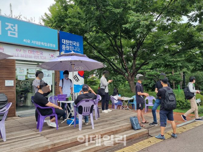 29일 정오쯤 ‘자영업자 한마음 한걸음 걷기’에 참여한 수도권 자영업자들이 서울 서대문구 독립문공원에서 참가자들을 기다리고 있다.(사진=조민정 기자)