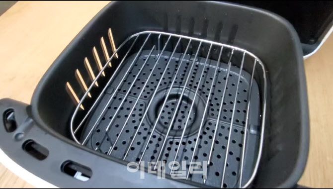 국내에 정식으로 출시된 샤오미 에어프라이어.