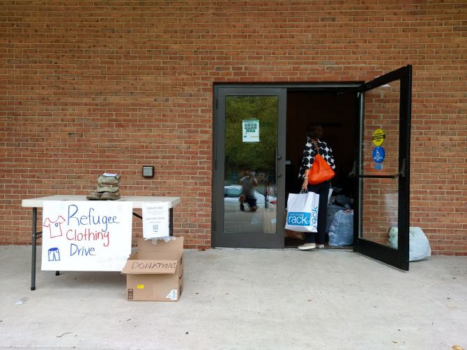 지난 29일 오후 1시(현지시간) 미국 뉴저지주 북부 테너플라이 시청 내 강당인 맥캔드리스룸에서 한 지역 주민이 미국으로 탈출하는 아프가니스탄 난민들을 위한 옷, 신발 등 구호품을 기증하고 있다. (사진=김정남 특파원)