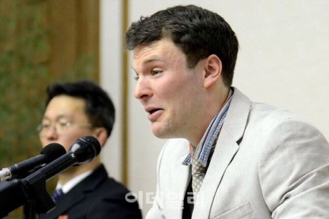 지난 2016년 1월 관광차 방문한 북한에서 선전물을 훔치려 한 혐의로 체포돼 같은 해 3월 15년의 노동교화형을 선고 받았고, 이후 17개월간 억류됐던 미국 대학생 오토 웜비어.(사진=AFP 제공)