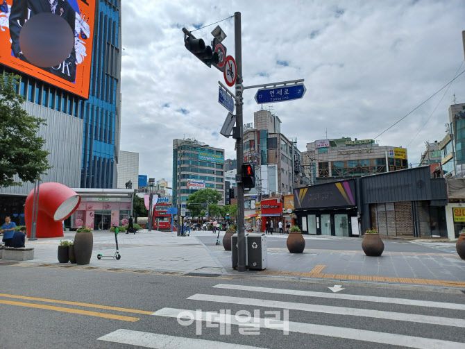 9월 2일 오후 1시쯤 서울 서대문구 신촌로터리 앞에 인적이 드물다. (사진=김대연 기자)