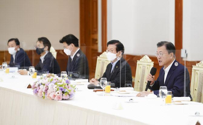 문재인 대통령이 3일 청와대에서 열린 국회의장단 및 상임위원장단 초청 오찬간담회에 참석, 발언하고 있다. (사진=연합뉴스)