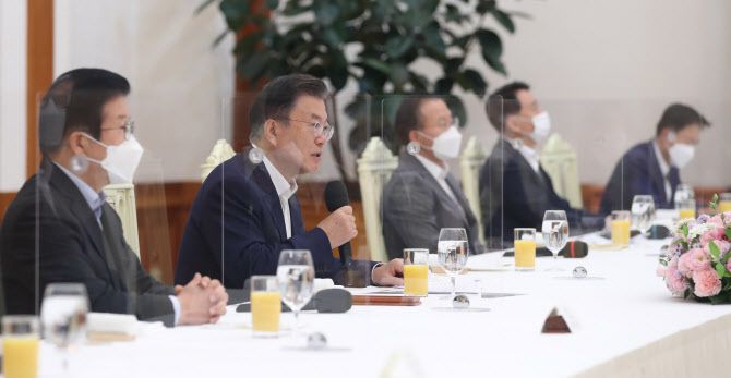 문재인 대통령이 3일 청와대에서 열린 국회의장단 및 상임위원장단 초청 오찬간담회에 참석, 발언하고 있다. (사진=연합뉴스)