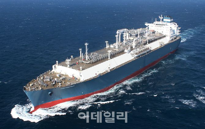 현대중공업이 건조한 17만㎡ FSRU(부유식 가스 저장, 재기화 설비). 현대중공업 제공.