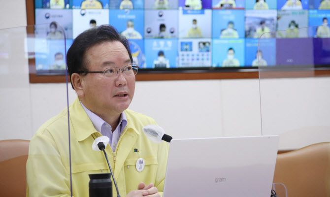 김부겸 국무총리가 3일 정부서울청사에서 열린 코로나19 대응 중앙재난안전대책본부(중대본) 회의에서 발언하고 있다. (사진=연합뉴스)