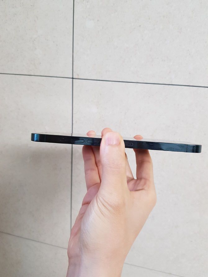 아이폰12 프로맥스의 옆모습. 한치의 틈이 들어가지 않을 정도로 견고함을 보여준다. (사진=김정유 기자)