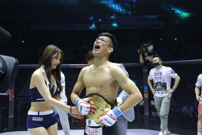 김수철을 꺾고 로드FC 페더급 새 챔피언에 등극한 박해진. 사진=로드FC