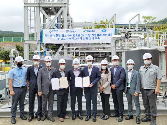 현대중공업그룹 관계자 등이 지난 2일 업계 최초로 친환경 암모니아 연료공급시스템에 대한 개념설계 기본인증을 획득한 뒤 인증식에서 기념 촬영을 하고 있다. (사진=현대중공업그룹)