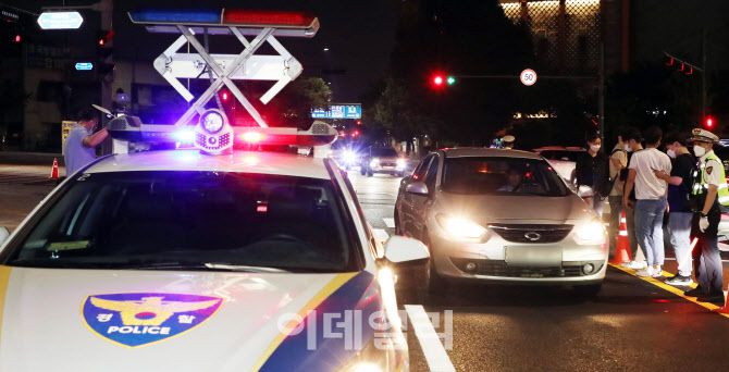 경찰이 7월 14일 오후 서울 여의도 서강대교 남단에서 국회 둔치주차장 향하는 차량에 대해 검문을 하고 있다. (사진=뉴스1)