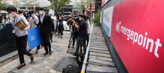 전자금융거래법 위반 혐의를 받는 머지플러스에 대한 경찰의 수사가 본격 시작됐다. 지난달 25일 오전 서울 영등포구 머지플러스 본사로 서울경찰청 금융범죄수사대 수사관들이 압수수색을 하기 위해 들어가고 있다.(사진=연합뉴스)