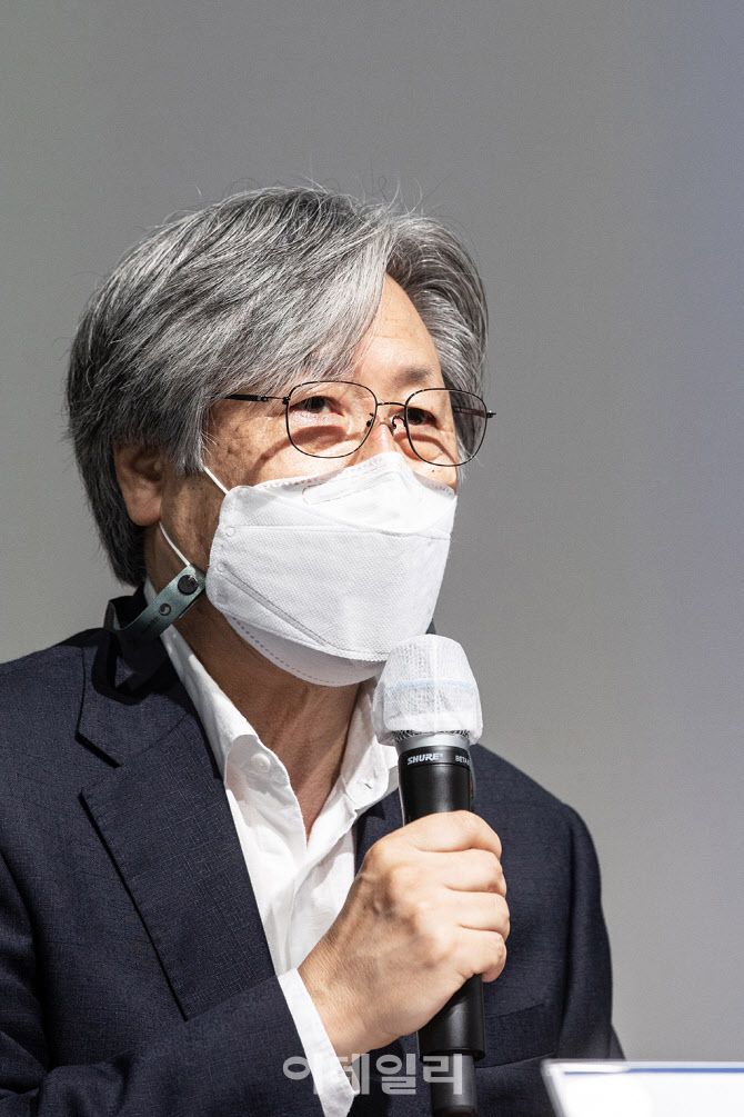 김영운 국립국악원장이 14일 서울 서초구 국립국악박물관에서 열린 ‘국립국악원 미공개 소장품전’ 기자간담회에서 인사말을 하고 있다. (사진=국립국악원)