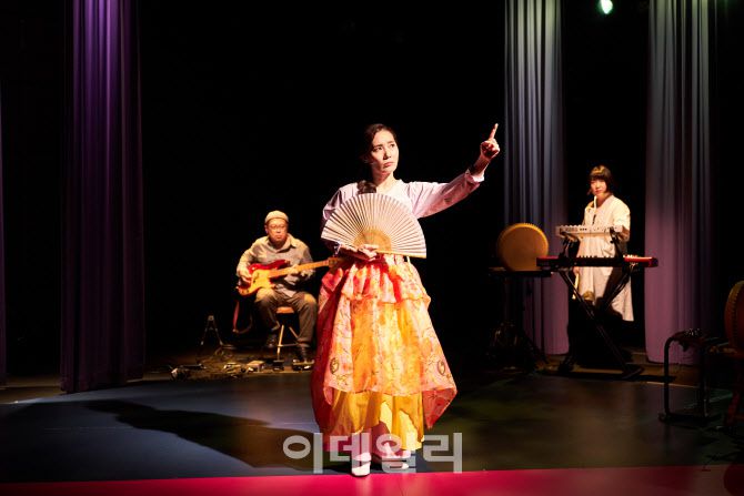 두산아트센터 ‘몽중인-나는 춘향이 아니라’(사진=두산아트센터)