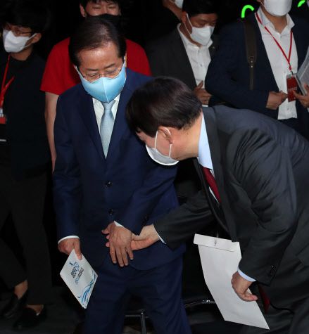 국민의힘 대선주자인 윤석열(오른쪽) 전 검찰총장과 홍준표 의원이 지난 7일 서울 강서구 ASSA빌딩 방송스튜디오에서 열린 국민의힘 대선 경선 후보 ‘체인지 대한민국, 3대 약속’ 발표회에서 악수하고 있다. (사진=연합뉴스)