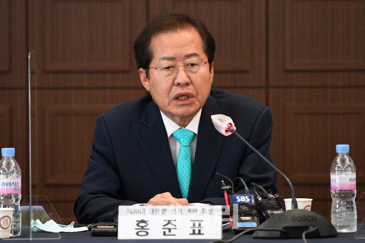 국민의힘 대선주자인 홍준표 의원이 지난 14일 오후 서울 중구 한국프레스센터에서 열린 한국기자협회 주최 홍준표 의원 초청 왁자지껄 토론회에 참석해 질의에 답변 하고 있다. (사진=노진환 기자)