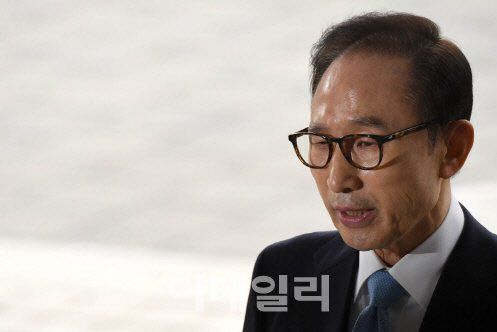 이명박 전 대통령. 그는 삼성 등에서 거액의 뇌물을 챙기고 자신의 실소유 회사 다스 자금을 횡령한 혐의로 대법원에서 징역 17년, 벌금 130억원, 추징금 57억 8000만원이 확정돼 복역 중이다. (사진=이데일리DB)