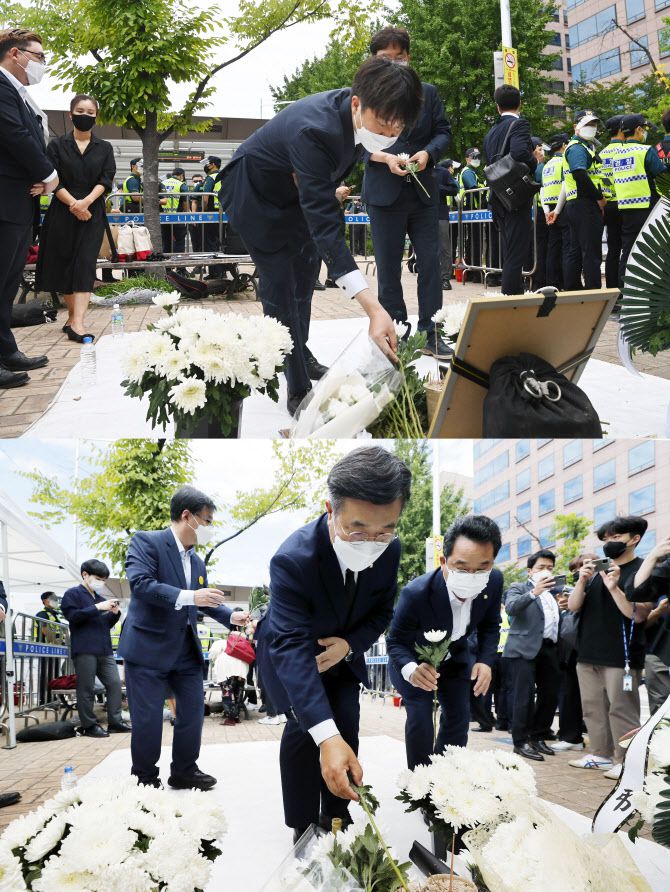 이준석 국민의힘 대표(위)와 윤호중 더불어민주당 원내대표(아래)가 17일 서울 여의도 국회의사당역 앞에 마련된 자영업자 합동분향소를 찾아 헌화하고 있다.(사진=연합뉴스)