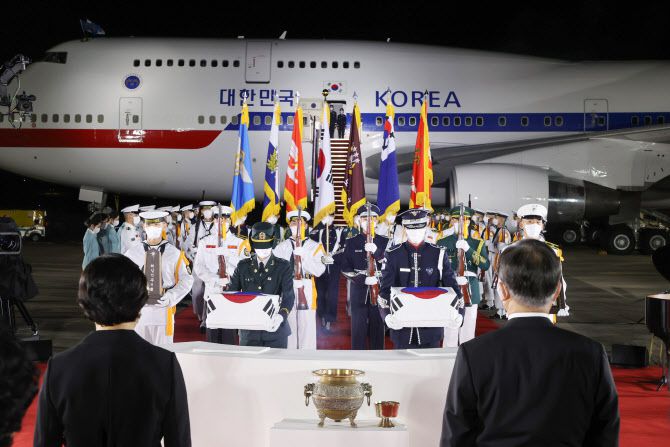 방미 일정을 마치고 귀국한 문재인 대통령과 김정숙 여사가 23일 밤 서울공항에서 열린 국군 전사자 유해 봉환식에서 의장병이 국군 전사자 유해를 운구하는 모습을 지켜보고 있다.(사진=연합뉴스)