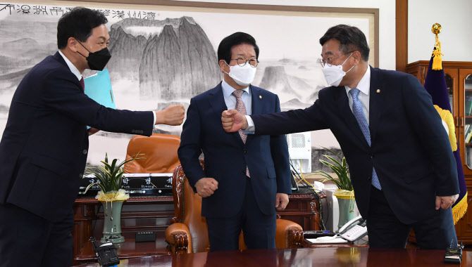 더불어민주당 윤호중 원내대표(오른쪽)와 국민의힘 김기현 원내대표(왼쪽)가 28일 오전 국회에서 열린 박병석 국회의장 주재 언론중재법 관련 회동에서 주먹인사하고 있다. (사진= 국회사진기자단)