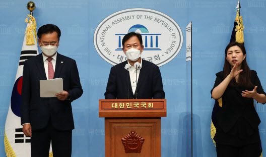 국민의힘 소속 국회 법제사법위원인 윤한홍 의원(오른쪽)과 유상범 의원이 30일 국회 소통관에서 ‘대장동 부동산 게이트’ 특검 수용 촉구 기자회견을 하고 있다.(사진=국회사진취재단)