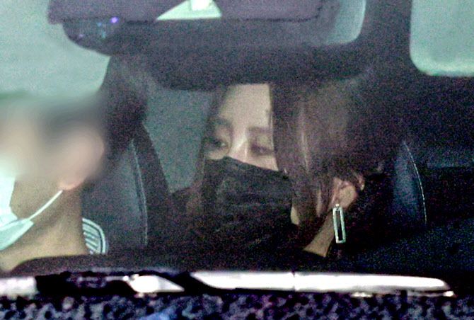 ‘고발 사주’ 의혹과 관련해 이 사건 최초 제보자이자 공익신고인인 조성은 씨가 지난달 27일 오후 경기도 정부과천청사 고위공직자범죄수사처(공수처)에서 소환 조사를 마친 뒤 떠나고 있다(사진=연합뉴스).