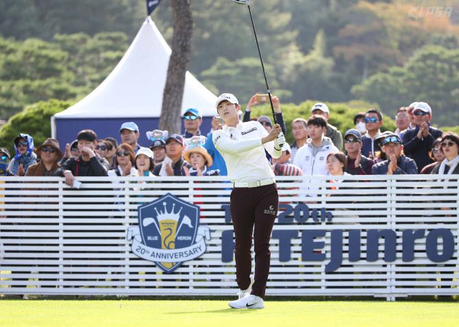 박성현이 2019년 열린 제20회 하이트진로 챔피언십에서 갤러리가 지켜보는 가운데 티샷을 하고 있다. (사진=KLPGA)