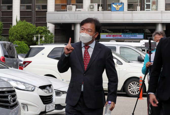 서울 강남역 일대에서 지난 1년간 부정선거를 주장하며 불법집회를 이어온 4·15부정선거국민투쟁본부(국투본) 대표인 민경욱 전 미래통합당 의원이 5일 오전 집시법과 감염병예방법 위반 혐의로 경찰 조사를 받기위해 서울 서초경찰서로 들어서고 있다. (사진=뉴스1)