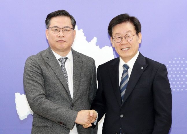 이재명 경기도지사가 2018년 제8대 유동규 경기관광공사 사장에게 임명장을 수여했다.(사진=경기도)