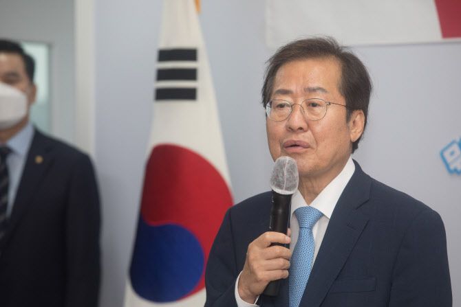 국민의힘 대선주자인 홍준표 의원이 6일 오전 서울 여의도 캠프에서 열린 ‘JP 희망캠프  경기도 선대위 임명장 수여식’에서 발언하고 있다. (사진=연합뉴스)