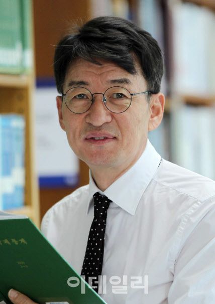 류근관 통계청장이 지난 1일 서울 강남구 통계청 나라셈도서관에서 이데일리와 만나 물가 통계에 집값을 반영해야 한다는 주장에 대해 “사회적 합의가 먼저 이뤄져야 한다”며 신중한 입장을 밝혔다. (사진=김태형 기자)