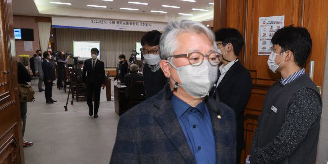 20일 경기 수원 경기도청에서 열린 국토교통위원회의 경기도에 대한 국정감사장에서 송석준 국민의힘 의원이 ‘대장동 개발을 공공의 탈을 쓴 개발’이라고 주장하며 양의 탈을 쓴 강아지 인형을 꺼내자 조응천 감사반장이 여야 합의에 어긋난다며 정회 선포 후 감사장을 나가고 있다. (사진=뉴시스)