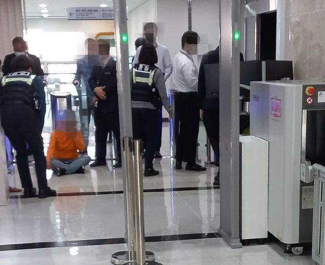 25일 오후 정부의 재난지원금 지급 지연에 항의하는 소상공인들이 세종시에 있는 중소벤처기업부 청사를 방문해 경찰이 출동하는 등 소란이 빚어졌다. (사진=독자 제공)