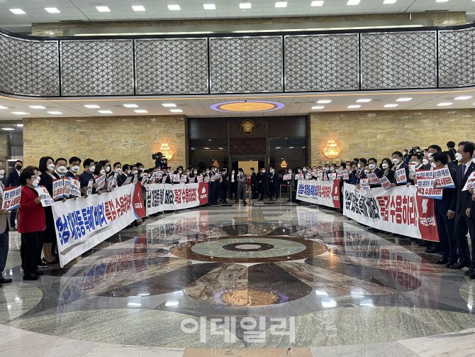 25일 서울 여의도 국회에서 열린 2022년 예산안 및 기금운용계획안에 대한 문재인 대통령의 시정연설에 앞서 성남 대장동 특혜 비리 특검 수용을 촉구하는 국민의힘 의원들이 본회의장 앞에서 도열하고 있다. (사진=이상원 기자)