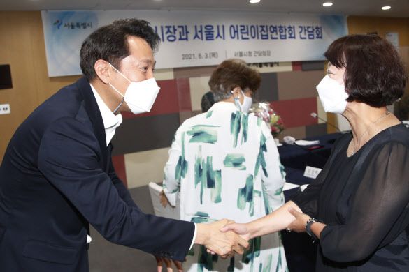 오세훈 서울시장의 보육 관련 주요 공약인 서울형 키즈카페 사업 소식에 민간 키즈카페 업체들이 반발하고 있다. 사진은 지난 6월 3일 서울시청에서 열린 서울시 어린이집연합회와의 간담회에서 오 시장이(사진 왼쪽) 참석자들과 인사를 나누고 있다.(사진=뉴시스 제공)